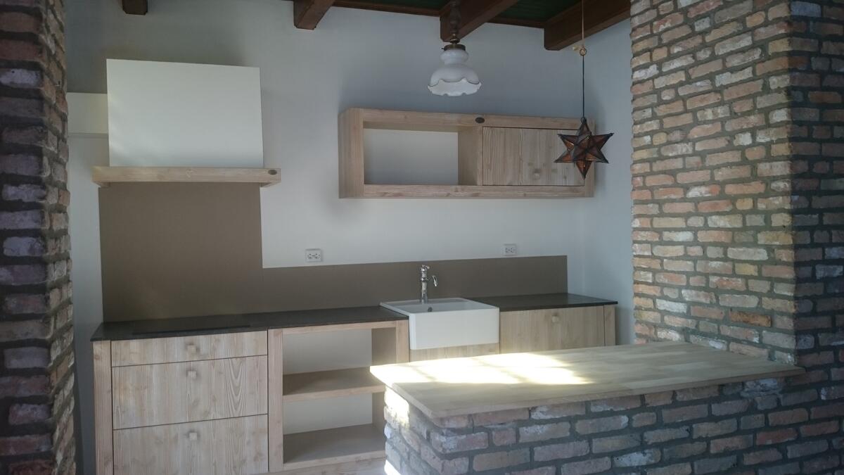 Keukenrenovatie met houten kasten